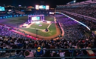 Multidão lota estádio para participar de evento evangelístico SoCal Harvest, na Califória. (Foto: Harvest)