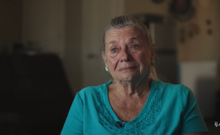 Norma Thornton, de 78 anos, foi impedida de doar refeições em local público. (Foto: Reprodução/Youtube/Institute for Justice).