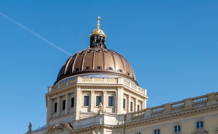 Cruz e texto bíblico na cúpula do Fórum Humboldt, Palácio de Berlim, devem ser removidos. (Foto: Alexander Naumann/Pixabay)