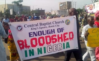 Cristãos nigerianos marcham em protesto contra violência e sequestros. (Foto: Reprodução/Baptist Press)