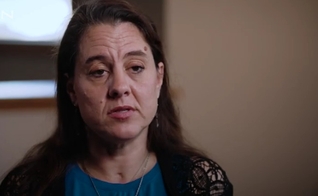 Liberty Clark conta seu testemunho de libertação. (Captura de tela/CBN News)