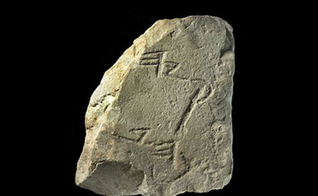 Fragmento de uma inscrição antiga encontrada em Jerusalém – agora decifrada para homenagear as realizações do rei Ezequias. (Foto: Autoridade de Antiguidades de Israel).