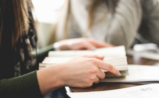 O Tribunal de Justiça de Santa Catarina alegou que a proposta fere a laicidade do Estado. (Foto: Imagem ilustrativa/Unsplash/Sarah Noltner).