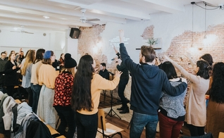 Pessoas reunidas em uma igreja. (Foto: Imagem ilustrativa/Unsplash/Sandro Gonzalez).