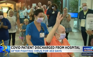 Crochet é aplaudido durante alta do hospital após 453 dias internado com Covid. (Captura de tela/Click2Houston)