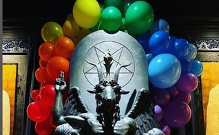 Apesar de se dizer ateu, o Templo Satânico usa a estátua do ídolo pagão Baphomet. (Foto: The Satanic Temple/Instagram)