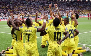 Jogadores ajoelhados no estádio Al Bayt. (Foto: Federación Ecuatoriana de Fútbol/Instagram)