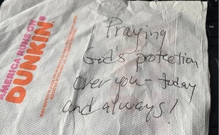 Mensagem de encorajamento escrita em um guardanapo. (Foto: Huntersville Police Department)