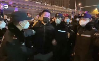 Em ato raro, chineses fazem protestos em massa. (Foto: Reprodução/YouTube/DW News)