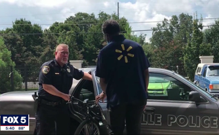 Policial Dennis Rowe deu sua bicicleta a Craig Magby. (Foto: Reprodução/Fox5)