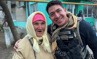 O militar americano Christian Hickey está em missão na Ucrânia. (Foto: Reprodução/Boinas Verdes USA)