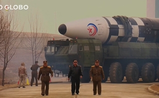 Kim Jong-un em teste de míssil balístico, em março de 2022. (Foto: Captura de tela/YouTube Jornal O Globo)