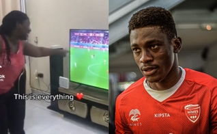 Dee, a mãe do jogador Sam Adekugbe, louvou a Deus ao vê-lo entrar em campo. (Foto: Reprodução/Twitter/Ahmed Yusuf/Wikimedia Commons/Fexedita).