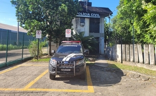 Segundo policiais, carro da família foi alvejado por criminosos. (Foto: Polícia Civil do Espírito Santo)