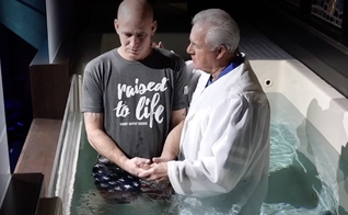 O pastor sênior Steve James realiza um batismo na Trinity Baptist Church em Lake Charles.﻿ (Foto: Reprodução/Trinity Baptist Church/BP)
