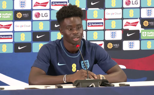 Bukayo Saka falando à imprensa no Catar. (Foto: Captura de Tela/YouTube/The Independent)