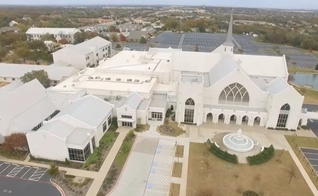 A White's Chapel de Southlake, no Texas, votou para deixar a Igreja Metodista Unida. (Captura de tela: YouTube/Drone Star State)