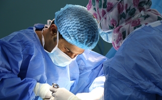 George Abbott foi diagnosticado com um raro câncer de vesícula biliar. (Foto: Imagem ilustrativa/Unsplash/Jafar Ahmed).