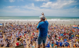 O batismo da Primeira Igreja Batista do Brasil reuniu uma multidão na praia de Jaguaribe. (Foto: Instagram/PIB do Brasil).