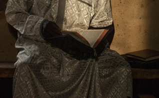 Jobin Ezekiel, assistente da Igreja Batista Nasara em Zaria, Nigéria, lê sua Bíblia. (Foto ilustrativa: IMB)