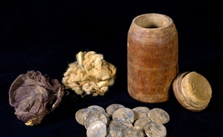 Moedas de prata encontradas dentro de um vaso de madeira no deserto da Judeia. (Foto: Dafna Gazit/Autoridade de Antiguidades de Israel)