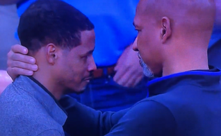 Stephen Silas, que havia perdido o pai, é abraçado pelo técnico Monty Williams ainda em quadra. (Captura de tela Twitter/Jason Romano)