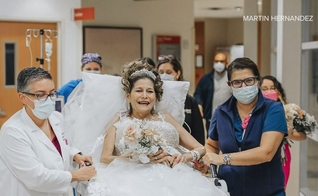 Norina e Ray Navarro se casaram em hospital nos EUA. (Fonte: Martin Hernandez/KHOU via CNN)