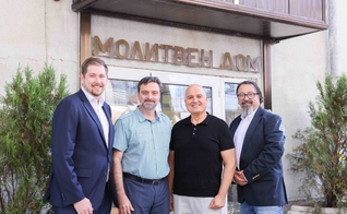 Da esquerda para a direita: o diretor de defesa internacional da ADF, Robert Clarke; os pastores Radoslav Kiryakov e Zhivko Tonchev; e o advogado Viktor Kostov. (Foto: ADF International)