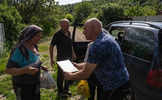 Ucranianos buscam conforto na Palavra de Deus. (Foto ilustrativa: Sociedade Bíblica UK)