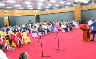 Cristão, o vice-presidente de Uganda, Thomas Tayebwa, fala durante o Culto de Natal, organizado pela Capelania Parlamentar Anglicana. (Foto: Twitter Thomas Tayebwa).