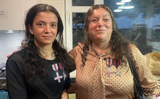 Sousan (à esquerda) e sua mãe, reunidas, usando as medalhas que a FBR lhes concedeu por bravura no sofrimento. (Foto: Free Burma Rangers)