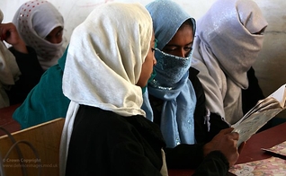 Jovens estudantes afegãs em sala de aula em Gereshk, Afeganistão. (Foto: Flickr/Defence Imagery)