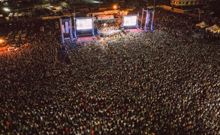 Campanha evangelística em Gana reúne multidão. (Foto: CfaN Europe)