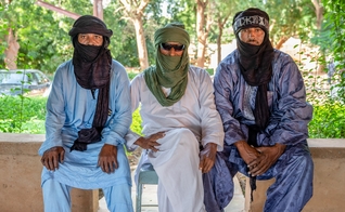 Um ex-muçulmano e dois familiares pregam para a tribo tuaregue, da qual fazem parte. (Foto: Reprodução/VOM)