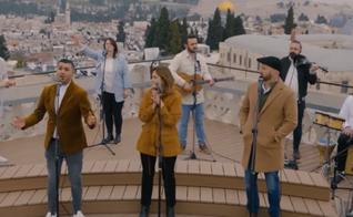 Cantores israelenses messiânicos apresentam músicas de adoração em Jerusalém. (Captura de tela/YouTube/One For Israel)