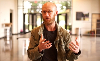 Pastor Brad Larson. (Foto: Captura de tela/YouTube The Door Church)