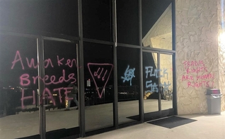 O prédio da City View Church,em San Diego, foi pichado com palavras de ódio. (Foto: Instagram/Sean Feucht).