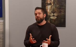 Viciado em drogas e álcool, Rick Scadden se reconciliou com Deus. (Foto: Reprodução/ YouTube/Colorado Prays).