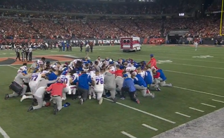 O time do Buffalo Bills orou em campo por Damar Hamlin, enquanto ele era socorrido. (Foto: Reprodução/ESPN).