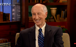 Jack Hayford faleceu aos 88 anos, enquanto dormia, no domingo (8). (Foto: Reprodução/YouTube/The 700 Club).