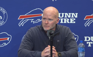 Sean McDermott louvou a Deus pela melhora de saúde de Damar Hamlin. (Foto: Reprodução/Twitter/Buffalo Bills).