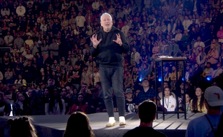 Louie Giglio incentivou a juventude cristã a “guardar seu tempo” para Deus, na Conferência Passion 2023. (Foto: Captura de tela/Passion 2023).