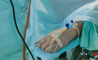 A França está revisando sua lei de eutanásia aprovada em 2016. (Foto ilustrativa: Olga Kononenko/Unsplash)