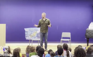 Kirk Cameron compartilha o tempo da história na Biblioteca Pública de Scarsdale em Nova York. (Captura de tela/Fox News Digital)