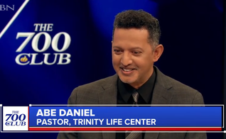 Abe Daniel conta seu testemunho no Club 700. (Captura de tela/CBN News)