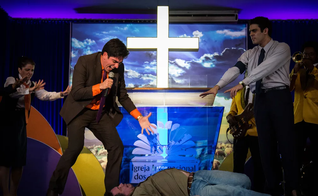 Nas “Ondas da Fé”, Adnet interpreta um locutor de rádio que ganha fama e se torna um falso pastor. (Foto: Divulgação).