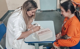 Viviane Martinello disse que foi guiada por Deus para fazer o lançamento na penitenciária. (Foto: Instagram/Viviane Martinello).