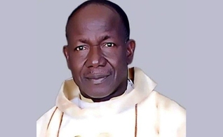 Padre Isaac Achi, da igreja em Kafin-Koro. (Foto: Reprodução Morning Star News/Diocese de Minna)