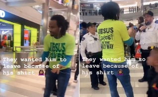 Homem que usava a camiseta argumentando com os seguranças. (Foto: Reprodução/Twitter/John Mason)