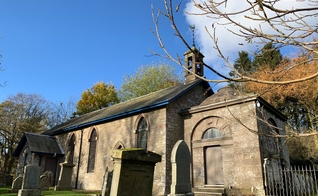 Lundie Kirk, construída em estilo românico no século 12. (Foto: Facebook Historic Church Scotland)